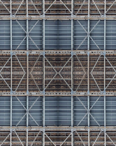 Imagine cu tapetul Beneath the Bridge, un design industrial modern, cu o structura metalica in gri si maro.
