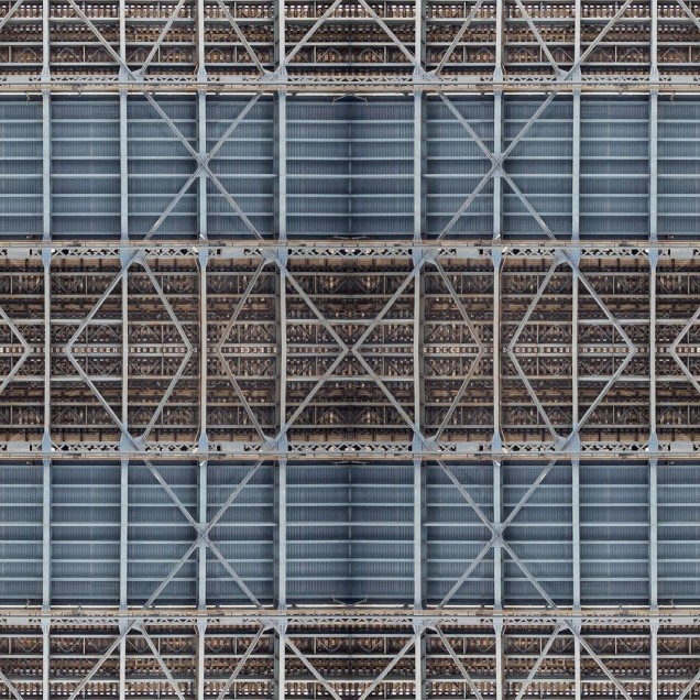 Imagine cu tapetul Beneath the Bridge, un design industrial modern, cu o structura metalica in gri si maro.