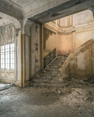Tapet 3D cu o scară veche, prăbușită, cu un design elegant și o atmosferă dramatică.