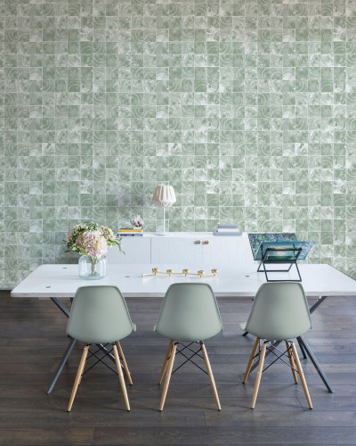 Tapet Age Rings, Green, cu model geometric in nuante de verde deschis, aplicat intr-un living modern.