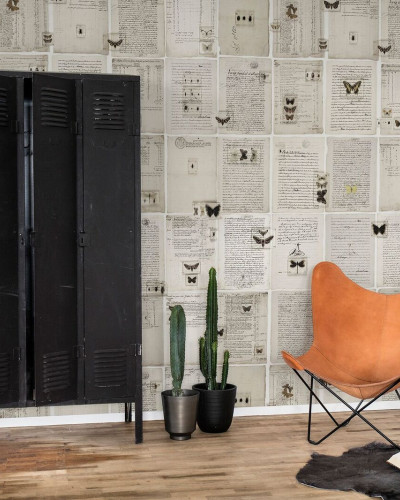 Tapet cu fluturi și manuscrise vechi, perfect pentru a crea o atmosferă de calm și eleganță în spațiul tău.