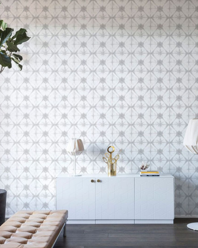 Tapet cu design geometric subtil, în nuanțe de gri, perfect pentru un aspect elegant și contemporan.