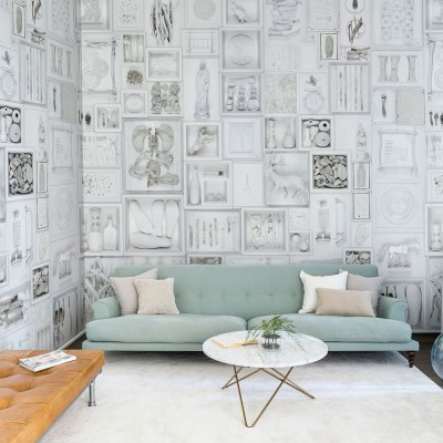 Tapet Bleached Oddities cu diverse obiecte în nuanțe deschise, perfect pentru un decor minimalist și elegant