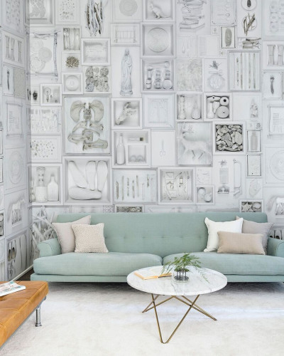 Tapet Bleached Oddities cu diverse obiecte în nuanțe deschise, perfect pentru un decor minimalist și elegant