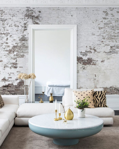 Tapet Industrial Ivory cu aspect de cărămidă albă pictată, montat într-un living modern.