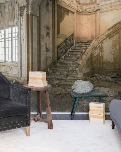 Tapet 3D cu o scară veche, prăbușită, cu un design elegant și o atmosferă dramatică.