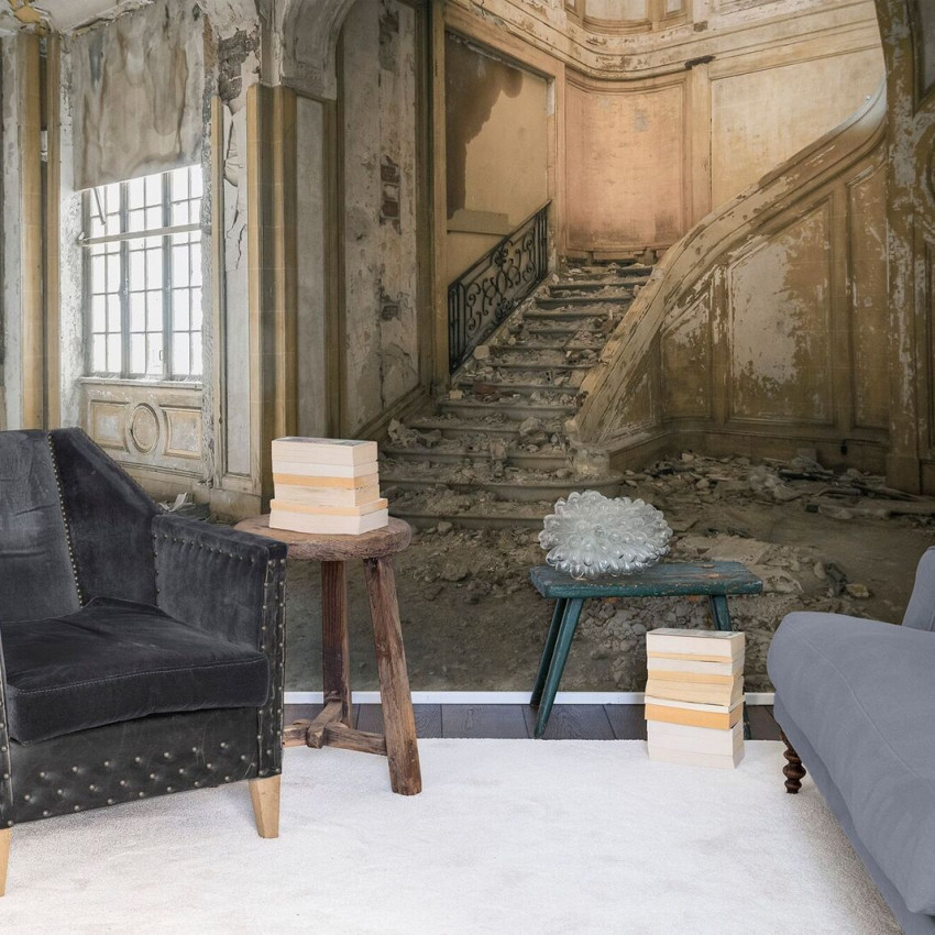 Tapet 3D cu o scară veche, prăbușită, cu un design elegant și o atmosferă dramatică.