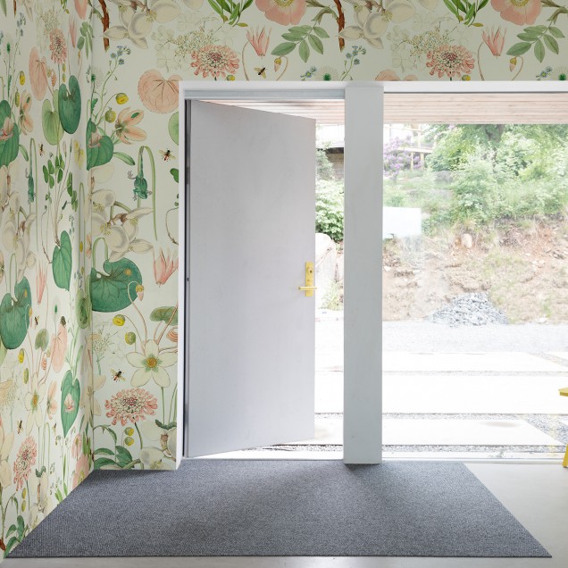 Tapet floral cu un design delicat, cu flori, frunze și insecte, potrivit pentru decorarea unui living, dormitor sau hol.