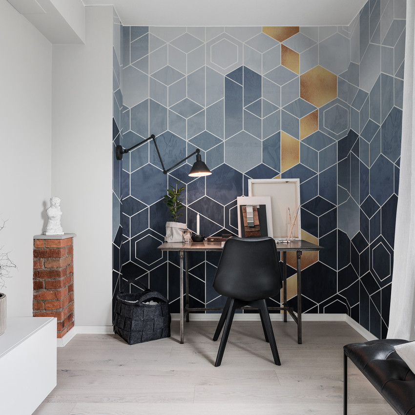 Tapet geometric abstract cu nuanțe de smarald și auriu.