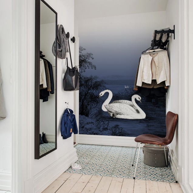 Tapet Swan Lake, Nightfall cu un design elegant, cu o nuanță de albastru subtil și ilustrații cu lebede albe pe un lac.