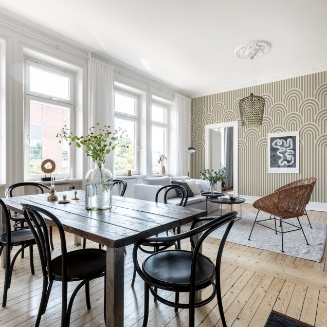 Tapet cu design geometric minimalist, cu linii simple și arcurile rotunjite, în culori neutre, ideal pentru dormitor.
