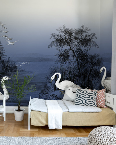 Tapet Swan Lake, Nightfall cu un design elegant, cu o nuanță de albastru subtil și ilustrații cu lebede albe pe un lac.