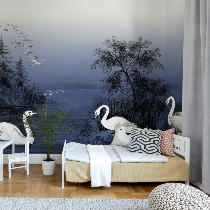Tapet Swan Lake, Nightfall cu un design elegant, cu o nuanță de albastru subtil și ilustrații cu lebede albe pe un lac.