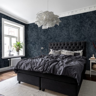 Tapet cu design floral, Twining Vines, Navy, în decorul unui dormitor