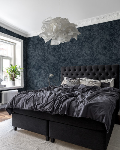 Tapet cu design floral, Twining Vines, Navy, în decorul unui dormitor
