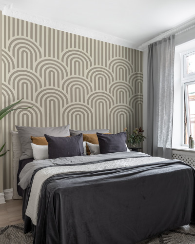 Tapet cu design geometric minimalist, cu linii simple și arcurile rotunjite, în culori neutre, ideal pentru dormitor.