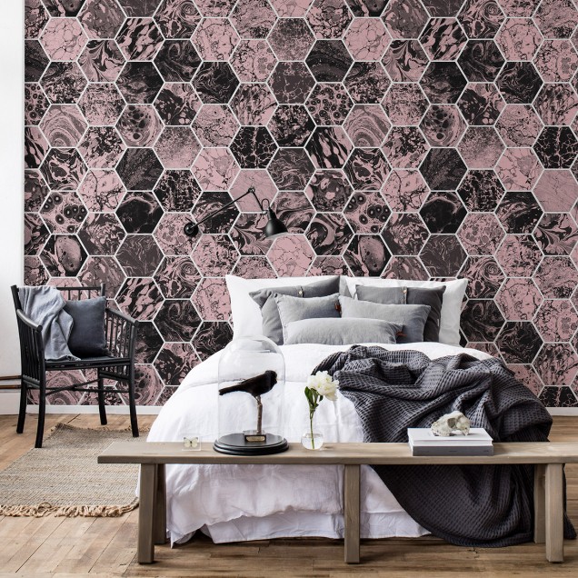 Tapet 3D cu design geometric in nuante de roz prafuit si negru.