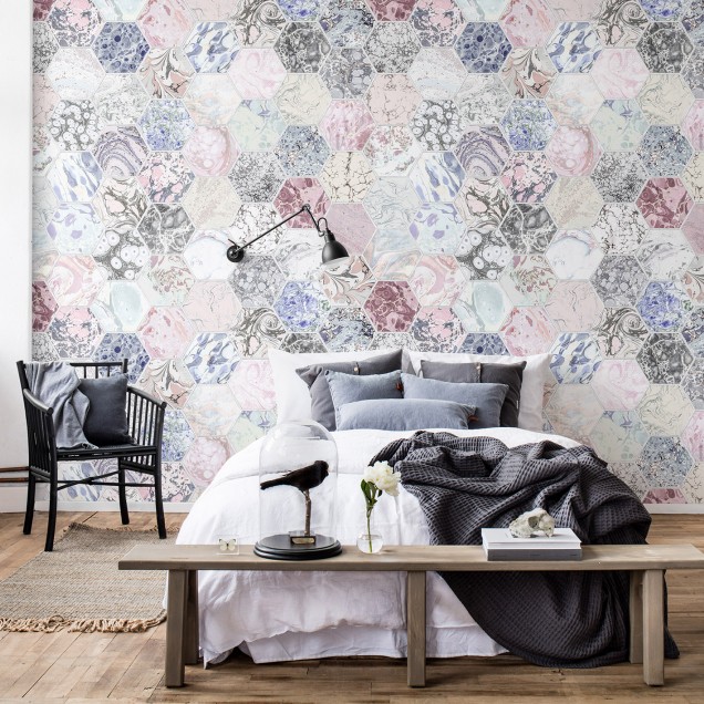 Tapet 3D cu design geometric, cu hexagonuri în nuanțe pastelate, albastru deschis și gri. Ideal pentru living, dormitor sau hol.