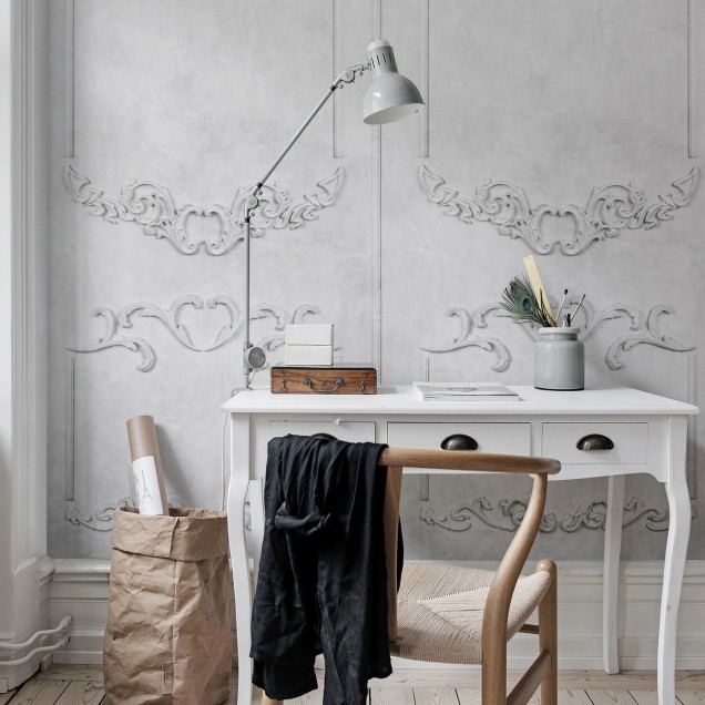 Tapet 3D cu un design clasic, 3D Noble Flair,  care prezintă un model detaliat în relief, cu nuanțe de gri.  Tapetul este prezentat într-un hol, pe un perete cu  o ușă albă și  un mobilier elegant.