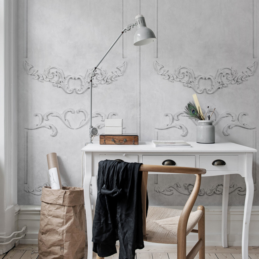Tapet 3D cu design elegant si detalii sculpturale, in nuante de gri. Tapetul este decorat cu motive florale si decorative, conferind un aspect opulent.