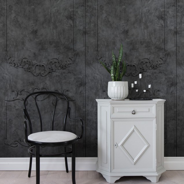 Tapet 3D cu design elegant si detalii sculpturale, in nuante de gri. Tapetul este decorat cu motive florale si decorative, conferind un aspect opulent.