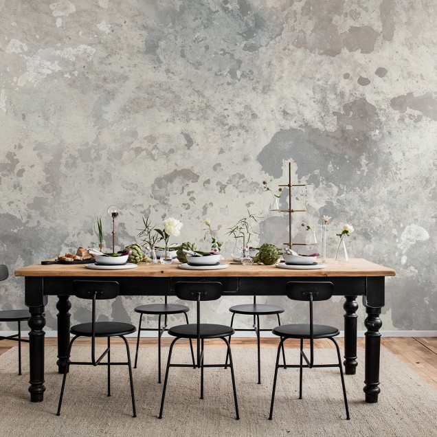 Tapet cu efect de beton brut, ideal pentru un stil industrial chic.