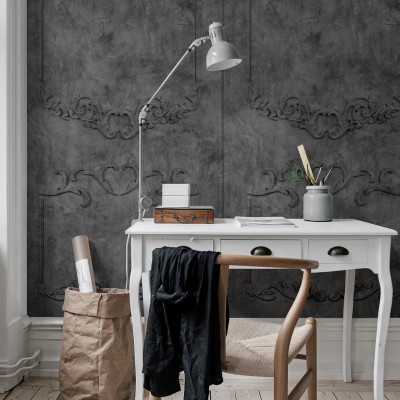 Tapet 3D cu design elegant si detalii sculpturale, in nuante de gri. Tapetul este decorat cu motive florale si decorative, conferind un aspect opulent.