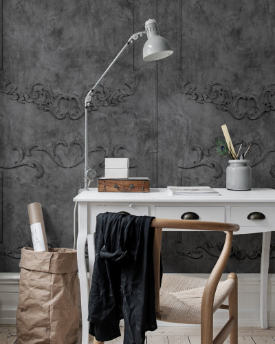 Tapet 3D cu design elegant si detalii sculpturale, in nuante de gri. Tapetul este decorat cu motive florale si decorative, conferind un aspect opulent.