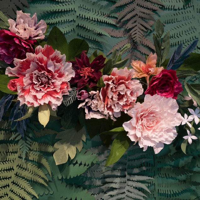 Tapet floral cu flori mari si frunze verzi luxuriante.