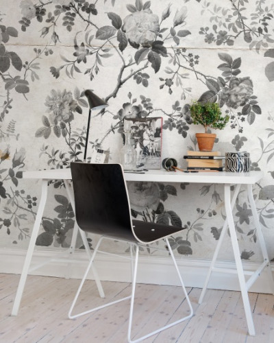 Tapet floral Rosegarden, Black, cu trandafiri gri pe un fundal alb.