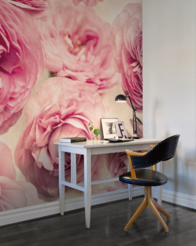 Tapet 3D cu flori roz delicate, perfect pentru a decora un dormitor, living sau baie.