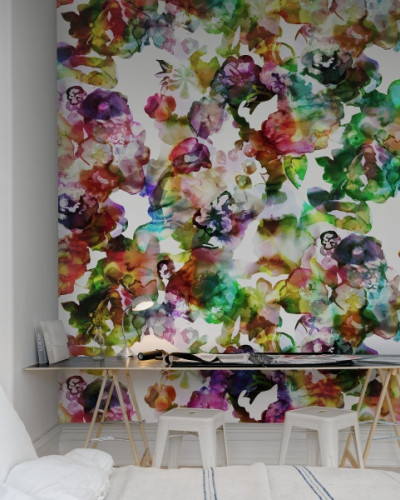 Tapet floral abstract cu acuarelă în nuanțe vibrante.
