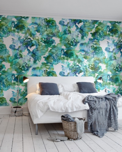 Tapet floral cu flori mari în culori verde și albastru deschis pe un fundal alb, în interiorul unui dormitor modern