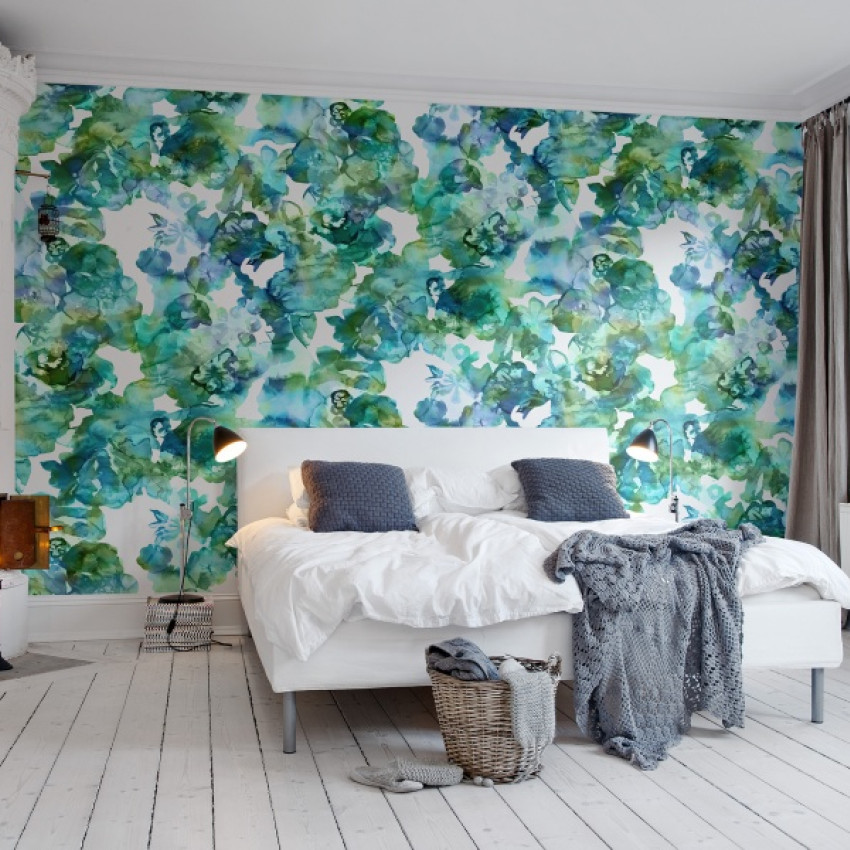 Tapet floral cu flori mari în culori verde și albastru deschis pe un fundal alb, în interiorul unui dormitor modern
