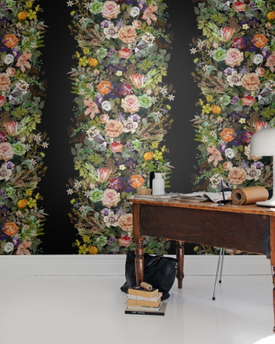 Tapet floral cu flori delicate si vibrante, cu fundal negru.