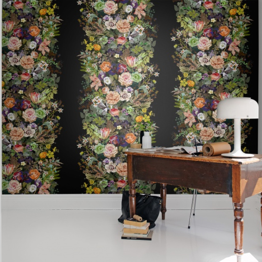 Tapet floral cu flori delicate si vibrante, cu fundal negru.