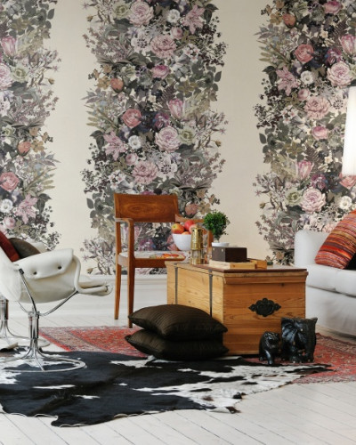 Tapet floral vintage cu flori delicate aranjate in buchete luxuriante.