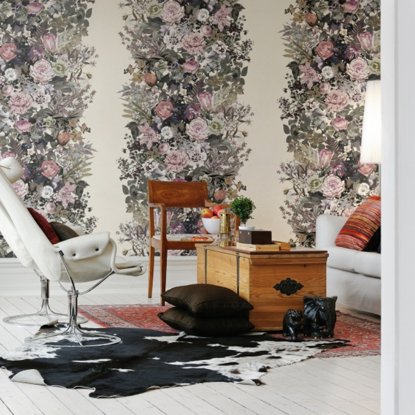 Tapet floral vintage cu flori delicate aranjate in buchete luxuriante.
