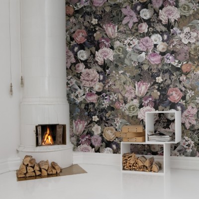 Tapet floral Meadow cu flori roz, mov și albe pe fundal negru