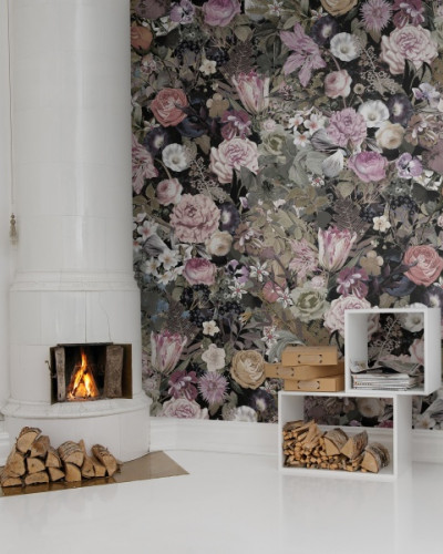 Tapet floral Meadow cu flori roz, mov și albe pe fundal negru