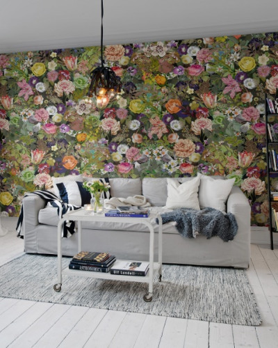 Tapet floral Meadow, Color, cu flori vibrante pe un fundal verde.