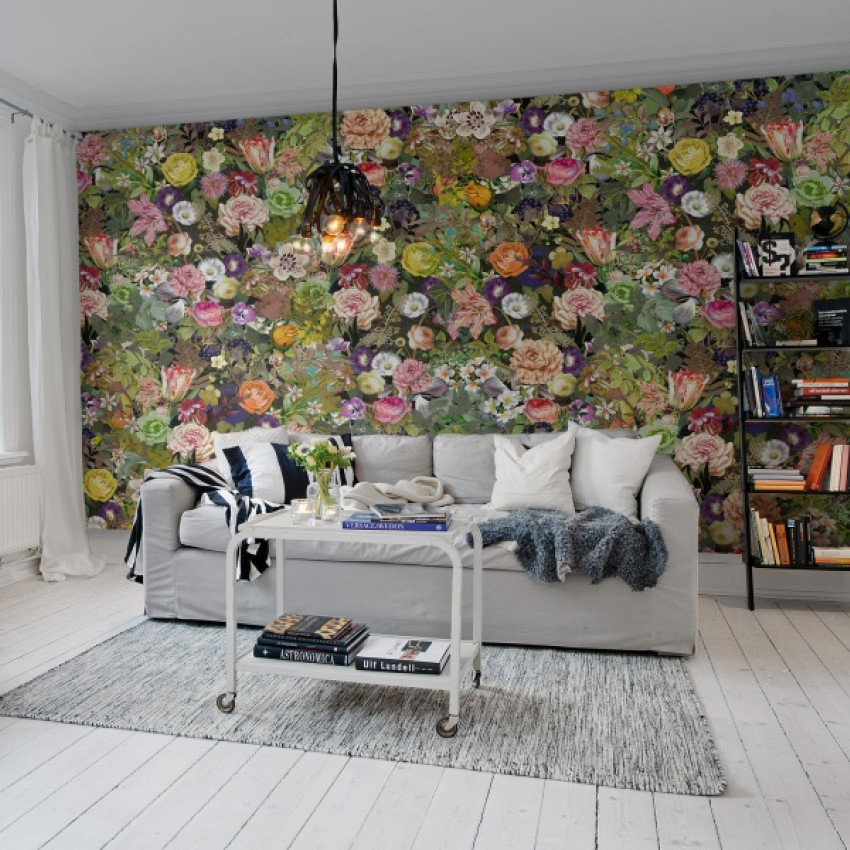 Tapet floral Meadow, Color, cu flori vibrante pe un fundal verde.