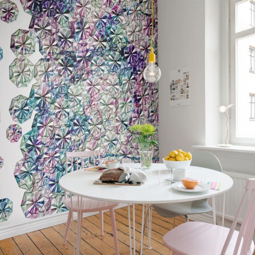 Tapet cu model geometric, Florigami, în culori vibrante, decorând un perete într-o cameră de luat masa.