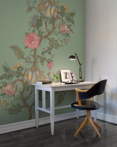 Tapet floral Growing Wild - design luxuriant cu un arbore cu flori delicate în culori pastelate pe un fond verde.