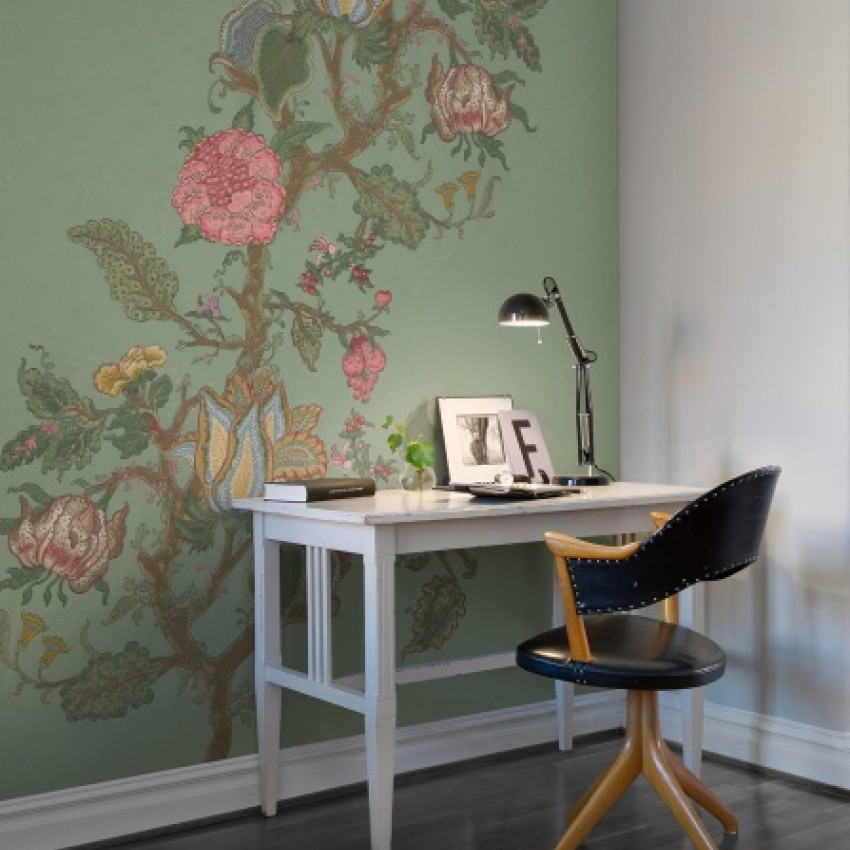 Tapet floral Growing Wild - design luxuriant cu un arbore cu flori delicate în culori pastelate pe un fond verde.