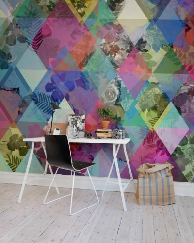 Tapet geometric cu flori delicate în nuanțe de roz, violet, albastru și verde.
