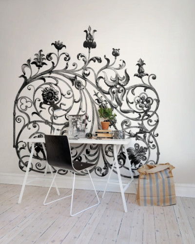 Tapet cu design vintage, cu o poarta din fier forjat si flori.