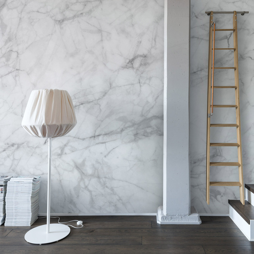 Tapet de marmură gri, cu un design minimalist, cu venele delicate, perfect pentru un accent de perete sau un perete complet.