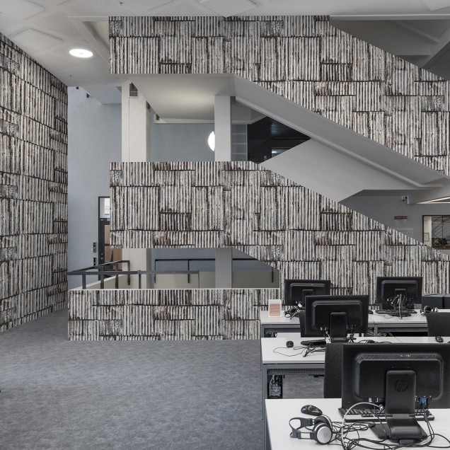 Tapet 3D cu aspect industrial, cu o textură aspră a metalului corodat.