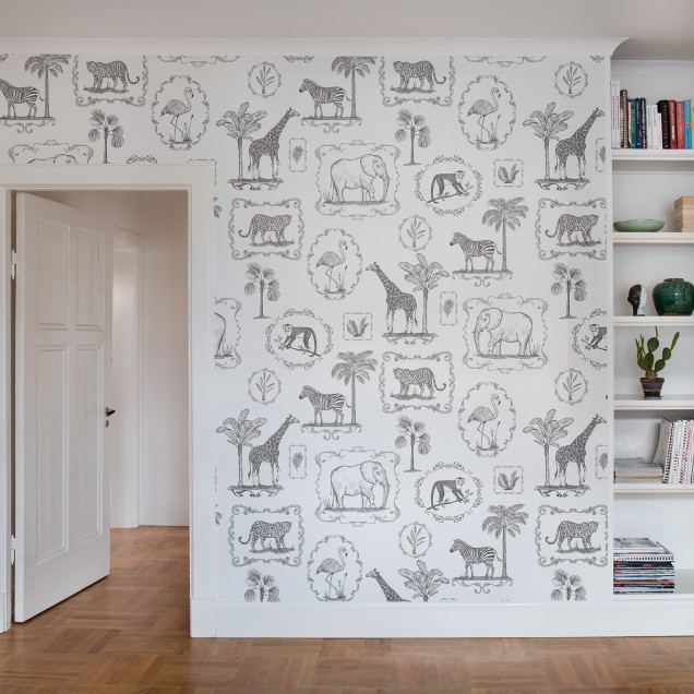 Tapet cu design Animal Party, cu imagini desenate cu animale din junglă, dispuse pe un fundal alb